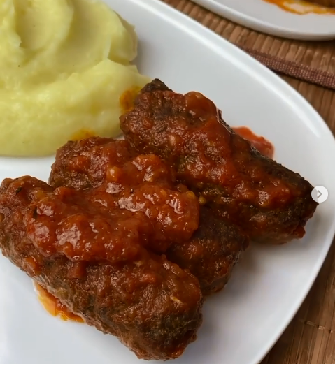 Garnitürlü ve Soslu Rulo Köfte